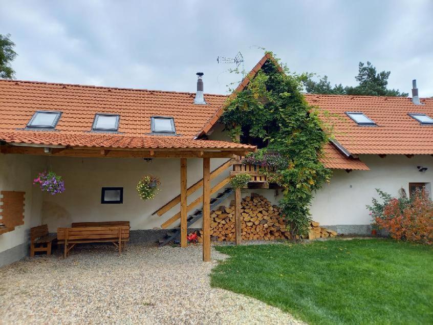 Apartman Na Farme U Koni Milesov Ngoại thất bức ảnh